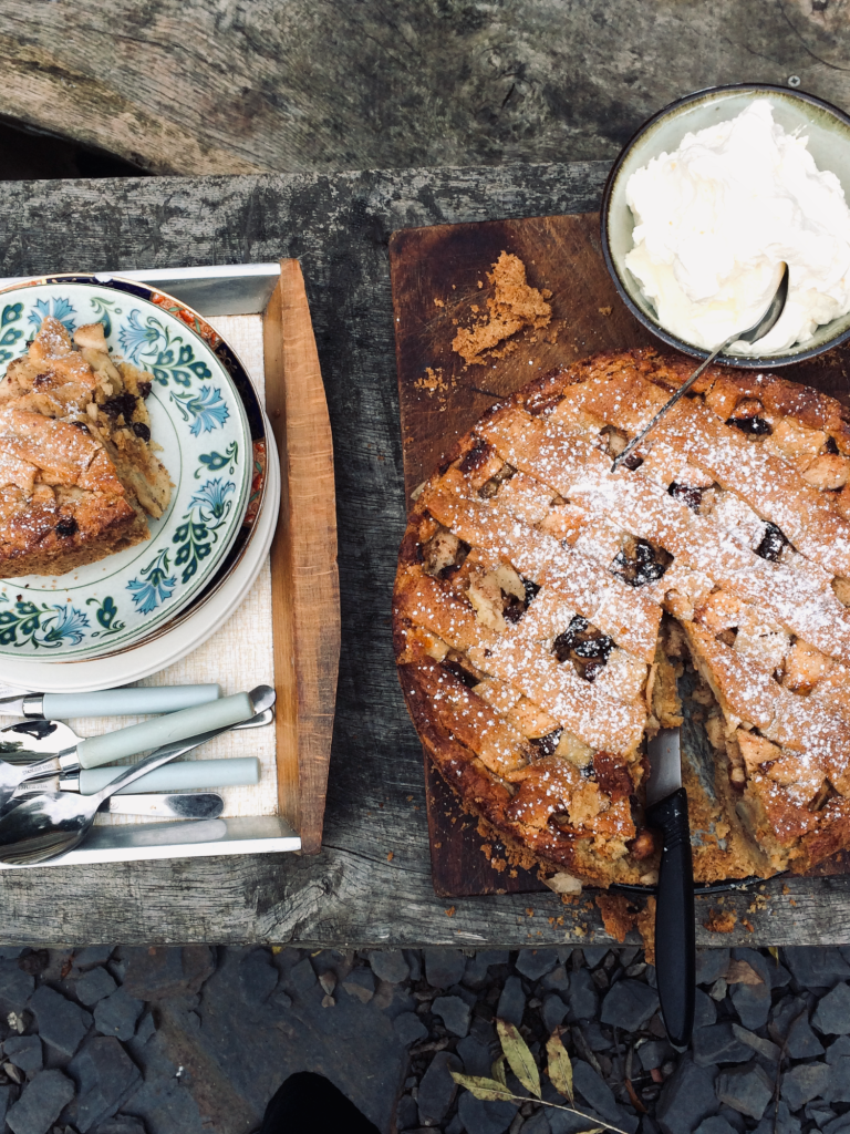 Appeltaart, geserveerd met slagroom op vintage porselein voor een High Tea